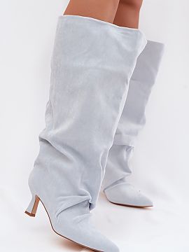 Topánky na podpätku Step in style  Dámske kozačky vyrobené z ekokože sú štýlovým návrhom pre ženy, ktoré oceňujú výrazné detaily. Model vyniká širokou, zdrapo