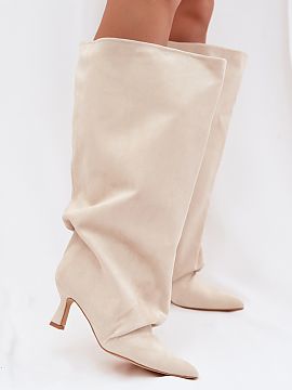 Topánky na podpätku Step in style  Dámske kozačky vyrobené z ekokože sú štýlovou ponukou pre ženy, ktoré oceniajú výrazné detaily. Model vyniká širokým, zahnut�