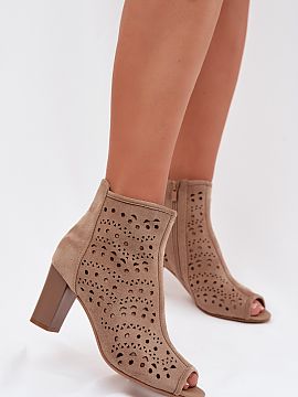 Topánky na podpätku Step in style  Topánky pre ženy značky Jezzi vyrobené z ekokože sú štýlovou ponukou na teplejšie dni. Čipkovaný vrch im dodáva ľahkosť a jemn