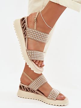 Koturny Step in style  Dámske sandále vyrobené z kombinácie prírodného semišu a kože sú štýlovým návrhom na teplé dni. Starostlivo vybrané materiál