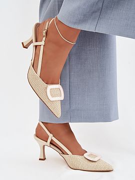 Sandále na podpätku Step in style  Dámske sandále vyrobené z kombinácie eko kože a umelého materiálu sú štýlovým návrhom pre ženské štýlové outfity. Špicaté