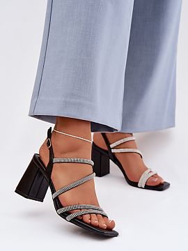Sandále na podpätku Step in style  Dámske sandále na stabilnom opätku vo forme stĺpika sú ideálnou voľbou pre ženy, ktoré oceniajú pohodlie a efektný vzhľad. Model