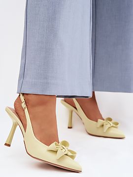 Sandále na podpätku Step in style  Dámske sandále vyrobené z ekokože sú model navrhnutý s ohľadom na ženské elegantné štýly. Špičaté špičky zdobené mašľou 