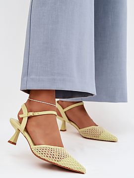Sandále na podpätku Step in style  Dámske sandále vyrobené z kombinácie eko kože a textilného materiálu sú štýlovým návrhom pre ženské outfit. Kombinácia materi
