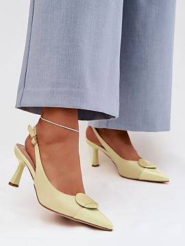 Sandále na podpätku Step in style  Dámske sandále vyrobené z eko kože sú ponukou pre ženy, ktoré oceniajú elegantný štýl a ženské detaily. Špicaté špičky opti