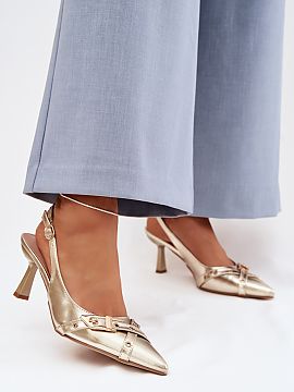 Sandále na podpätku Step in style  Dámske sandále vyrobené z ekokože sú štýlovou ponukou pre ženské outfity. Zakryté, špičaté špičky im dodávajú elegantný ch