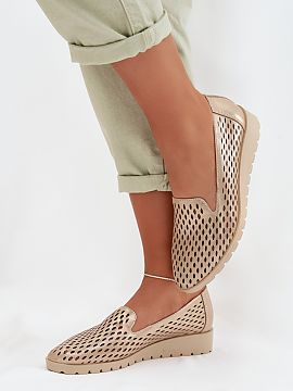 poltopánky Step in style  Topánky značky Jezzi sú ideálnou voľbou na teplejšie dni. Vzdušný vrch nielenže láka jemným vzorom, ale tiež zabezpečuje lepši