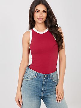 Top Sublevel  Dámske topánky sú ideálnou voľbou pre zástanky voľného, každodenného štýlu. Model bez rukávov s klasickým, okrúhlym výstriho