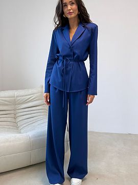 dámske nohavice Roco Fashion  Elegantné dámske nohavice s širokou nohavicou a jemnými, zvislými prúžkami vynikajú nadčasovým strihom, ktorý opticky predĺži p