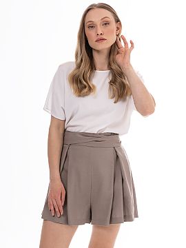 šorty awama  Ľahké a štýlové ľanové šortky s ženským, voľným strihom. Vysoký pás s ozdobným opaskom na zaväzovanie krásne zdôrazňuje p