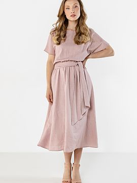 denné šaty awama  Ľahké midi šaty v ženskom, voľnom strihu sú ideálnou voľbou na teplé dni. Jednoduchý výstrih jemne zdôrazňuje líniu krku a kr�