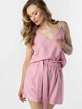 Top awama  Ľahký top s tenkými ramienkami je skvelou základňou letných štýlov. Výstrih vo forme V jemne zdôrazňuje krk a dekolt, dodávajúc