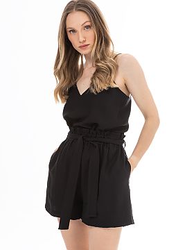 Top awama  Ľahký top na tenkých ramienkach je skvelou základňou letného štýlu. Výstrih v tvare V decentne zdôrazňuje krk a dekolt, dodáva c