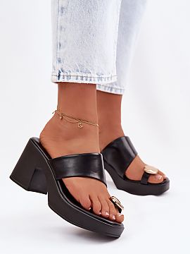 Klapky na opätku Step in style  Dámske sandále vyrobené z ekokože sú elegantnou ponukou na teplejšie dni. Model je umiestnený na stabilnom podpätku so subtilnou pla