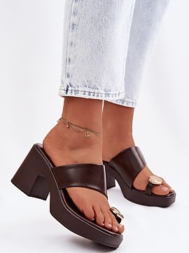 Klapky na opätku Step in style  Dámske sandále vyrobené z eko kože sú elegantnou ponukou na teplejšie dni. Model je umiestnený na stabilnom podpätku typu stĺp s je