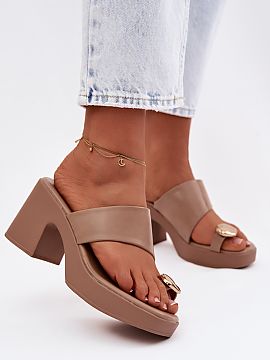 Klapky na opätku Step in style  Dámske sandále vyrobené z ekokože sú elegantnou ponukou na teplejšie dni. Model je umiestnený na stabilnom podpätku typu stĺpik s j