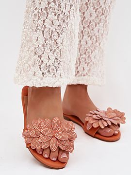 Klapky Step in style  Ženské sandále na plochej podrážke sú ideálnou voľbou na teplé dni, keď záleží na pohodlí a ľahkosti. Jednoduchý strih zaru�