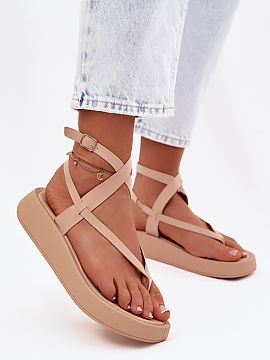 Sandále Step in style  Dámske sandále typu žabky vyrobené z ekokože sú pohodlnou a štýlovou voľbou na letné dni. Model umiestnený na platforme zabezpeč