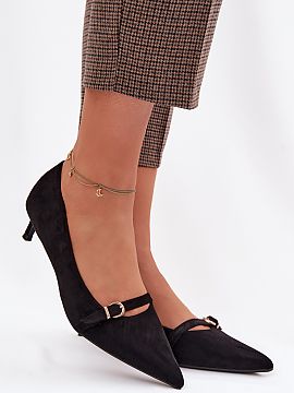 Lodičky na podpätku Step in style  Topánky žien vyrobené z ekokože sú štýlovým návrhom, ktorý kombinuje eleganciu s pohodlím. Model má špicaté špičky, ktoré z