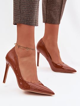 Ihličky Step in style  Päty vyrobené z lakovaného ekokože sú elegantnou ponukou, ktorá podčiarkuje ženský štýl. Lesklý zvršok dodáva rafinovaný char
