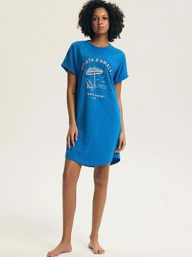 Nočná košeľa Henderson  Pohodlná nočná košeľa pre ženy navrhnutá s ohľadom na pohodlie počas spánku a domáceho odpočinku. Model má klasický, okrúhly 