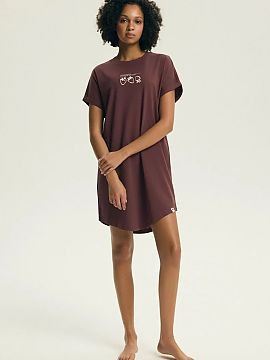 Nočná košeľa Henderson  Pohodlná a ženská nočná košeľa, ideálna na pokojný spánok a relaxačné chvíle v domácom útulku. Model s krátkym rukávom a kl