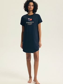 Nočná košeľa Henderson  Jemná a pohodlná nočná košeľa pre ženy, ideálna na spanie a domáci relax. Model s krátkym rukávom a polokrugovým výstrihom zabe