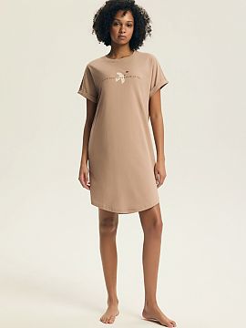 Nočná košeľa Henderson  Pohodlná a štýlová dámska nočná košeľa, ideálna na spanie a domáci relax. Model má klasický, okrúhly výstrih a krátky rukáv