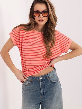 Tričko Relevance  Klasické dámske tričko v casual štýle, ideálne na každý deň a rôzne každodenné príležitosti. Model s štandardnou dĺžkou má