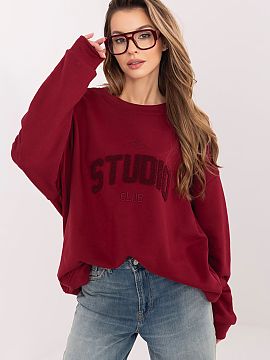 mikina Relevance  Módny dámsky oversized top, ideálny pre každodenné, neformálne outfity. Voľný strih poskytuje slobodu pohybu a vysoký komfort pri n