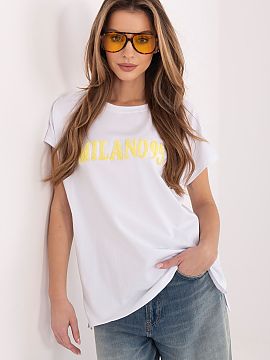 Tričko Relevance  Štýlový dámsky tričko v casual štýle, ideálne na každodenné outfity. Model so štandardnou dĺžkou má klasický, okrúhly výstr