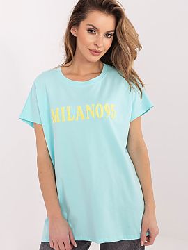 Tričko Relevance  Štýlové dámske tričko v casual štýle, ideálne pre každodenné outfit. Model s klasickou dĺžkou má okrúhly výstrih a krátke ru