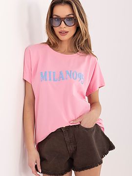 Tričko Relevance  Štýlové dámske tričko v casual štýle, ideálne pre každodenné outfity. Model so štandardnou dĺžkou má klasický, okrúhly výst