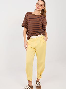 Tepláky Italy Moda  Dámske džínsy v štýle casual, navrhnuté s ohľadom na pohodlie pri každodennom nosení. Model s hladkým vzorom sa skvele hodí do vo