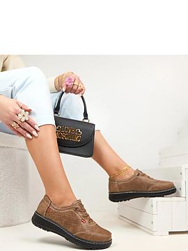 poltopánky Solea  Elegantné a pohodlné čipkované slip-on polobotky sú skvelou voľbou na každý deň. Model je vyznačuje módnymi, ozdobnými šnurovka