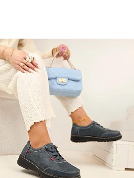 poltopánky Solea  Elegantné a pohodlné čipkované slip-on poltopánky sú skvelou voľbou na každý deň. Model sa vyznačuje modernými, ozdobnými šnur