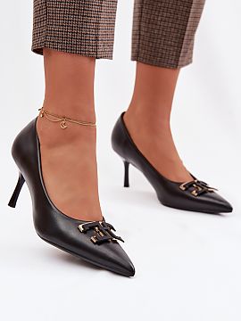 Ihličky Step in style  Topánky na opätku vyrobené z ekokože sú nadčasovým návrhom pre elegantné štýly. Špicaté špičky opticky zjemňujú nohu a zdô