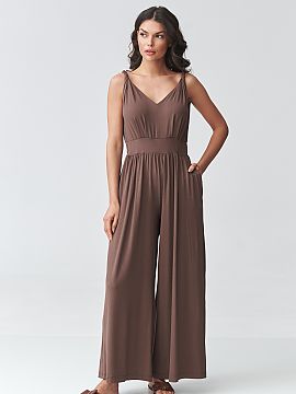 Overal Makadamia  Štýlový dámsky overal na ramienkach je ideálnou voľbou pre ženy, ktoré hľadajú kombináciu elegancie a pohodlia. Ľahký, prúžko