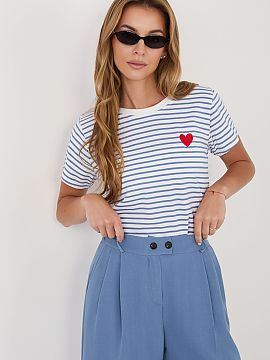 Tričko Italy Moda  Štýlové dámske tričko s nadčasovými pruhmi, ideálne na každodenné, neformálne outfity. Klasický vzor sa skvele hodí k džínsom