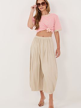 zamatové nohavice Italy Moda  Dámske štručkové nohavice vo voľnom štýle typu Aladinky, ideálne na každý deň. Vyrobené z mäkkej a príjemnej bavlny, zaručuj�