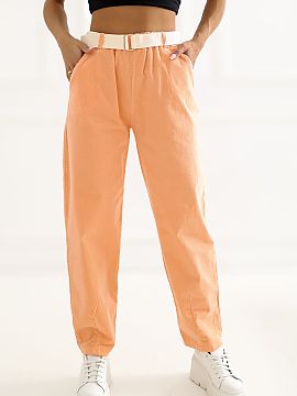 zamatové nohavice Italy Moda  Dámske štručkové nohavice v módnom kroji typu carrot, ideálne na každý deň. Vyrobené z vysokej kvality bavlnenej zmesi s prídavko