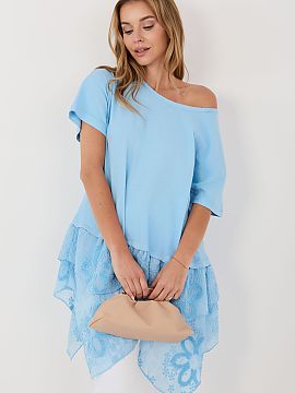 blúzka Italy Moda  Výnimočná dámska blúzka v boho štýle, ktorá kombinuje pohodlie s jemnou ženskou eleganciou. Model s dlhším strihom má klasický,