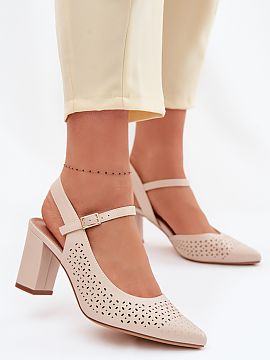 Sandále na podpätku Step in style  Dámske sandále z ekokože sú štýlovou ponukou na letné dni, ktorá kombinuje eleganciu s pohodlím. Ľahké a jemné ozdoby dodávajú