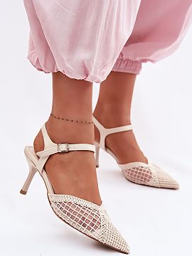 Sandále na podpätku Step in style  Dámske sandále vyrobené z efektného plátna s podsadou z mriežky sú ideálnou voľbou na teplé letné dni. Model s tenkou ihlou krás