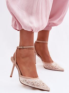 Sandále na podpätku Step in style  Elegantné dámske topánky na opätku sú výnimočnou ponukou na špeciálne príležitosti. Zakryté, špicaté špičky opticky zjemňuj