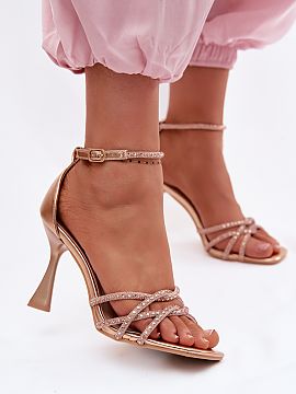 Sandále na podpätku Step in style  Elegantné dámske sandále sú skvelou voľbou na špeciálne príležitosti, ako sú svadby, recepcie alebo večerné výjazdy. S úzkym p