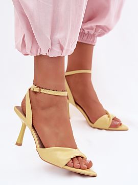 Sandále na podpätku Step in style  Dámske sandále z ekokože sú elegantnou voľbou na špeciálne príležitosti. Sú umiestnené na štíhlej ihle, krásne zvýrazňujú p