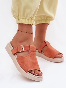 Klapky na platforme Step in style  Dámske sandále vyrobené z prírodného zamszu sú štýlovou ponukou na teplé dni. Mäkký, vysoko kvalitný materiál im dodáva elegan