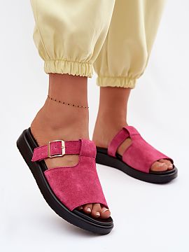 Klapky na platforme Step in style  Dámske ponožky vyrobené z prírodného zamszu sú štýlovým návrhom na teplé dni. Mäkký, vysokej kvality materiál im dodáva elega