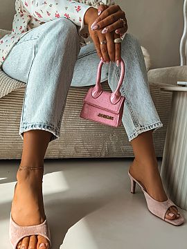 Sandále na opätku Step in style  Elegantné dámske sandále zo syntetického semišu sú štýlovým návrhom pre špeciálne príležitosti a večerné výjazdy. Úzky pod